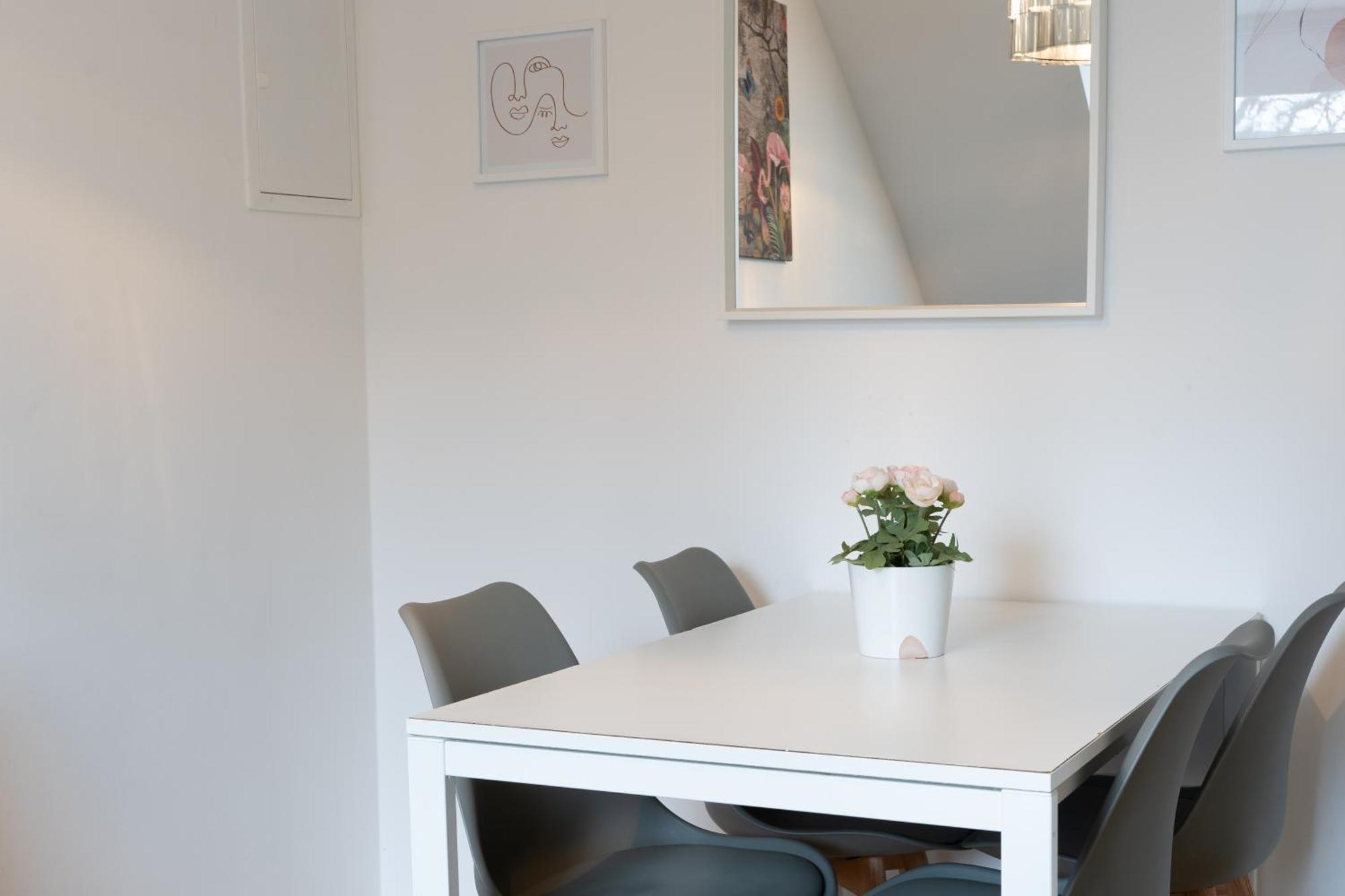 Urban Flats Apartment *