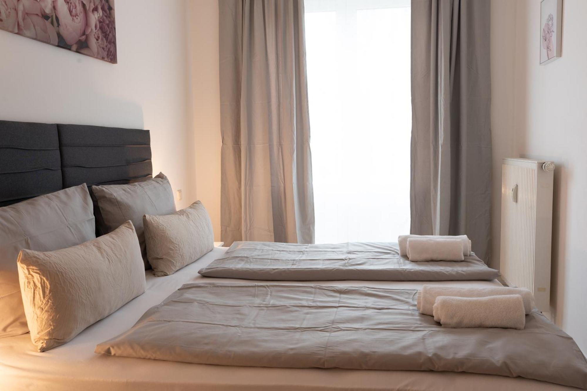 Urban Flats Apartment *